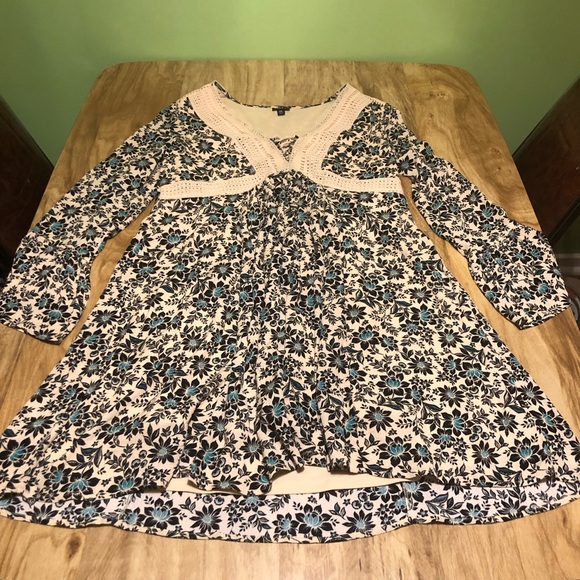 Torrid Cream Blue Floral Embroidered Flare Sleeve Dress 37” Long Womens Size 00 - Picture 1 of 10